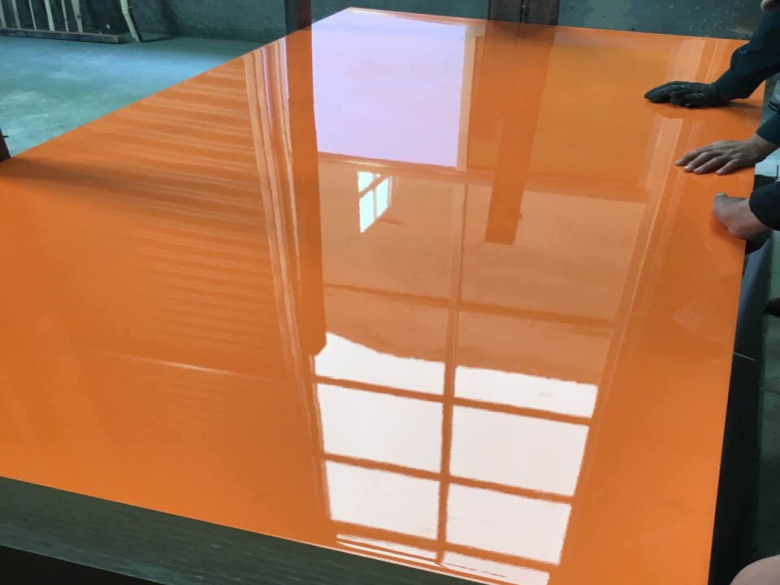 建筑模板滾膠時應(yīng)講究什么？